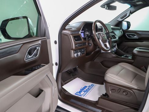 Used 2021 GMC Yukon XL SLT w/ SLT Luxury Plus Package image 3