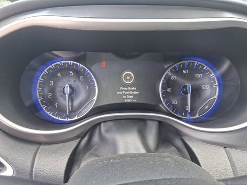 Used 2024 Chrysler Pacifica Touring-L FWD image 11