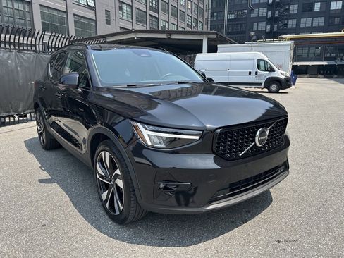 Certified 2025 Volvo XC40 B5 Plus image 2