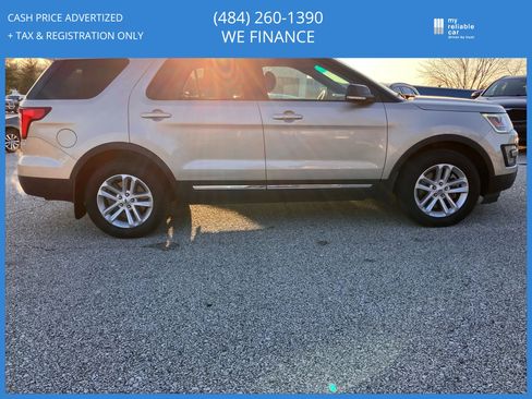 Used 2017 Ford Explorer XLT image 4