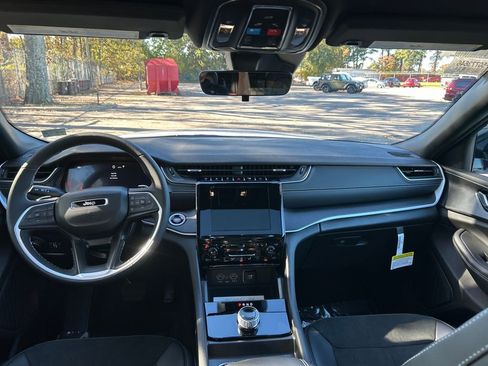 New 2025 Jeep Grand Cherokee L Altitude image 24