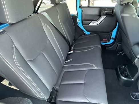 Used 2018 Jeep Wrangler Unlimited Rubicon w/ Connectivity Group AWD/4WD image 14