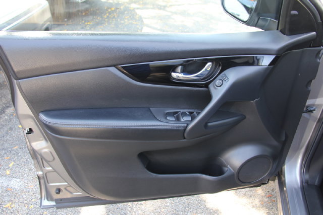Used 2020 Nissan Rogue Sport SV AWD/4WD image 16