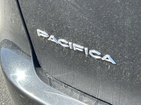 Used 2023 Chrysler Pacifica Touring-L image 5