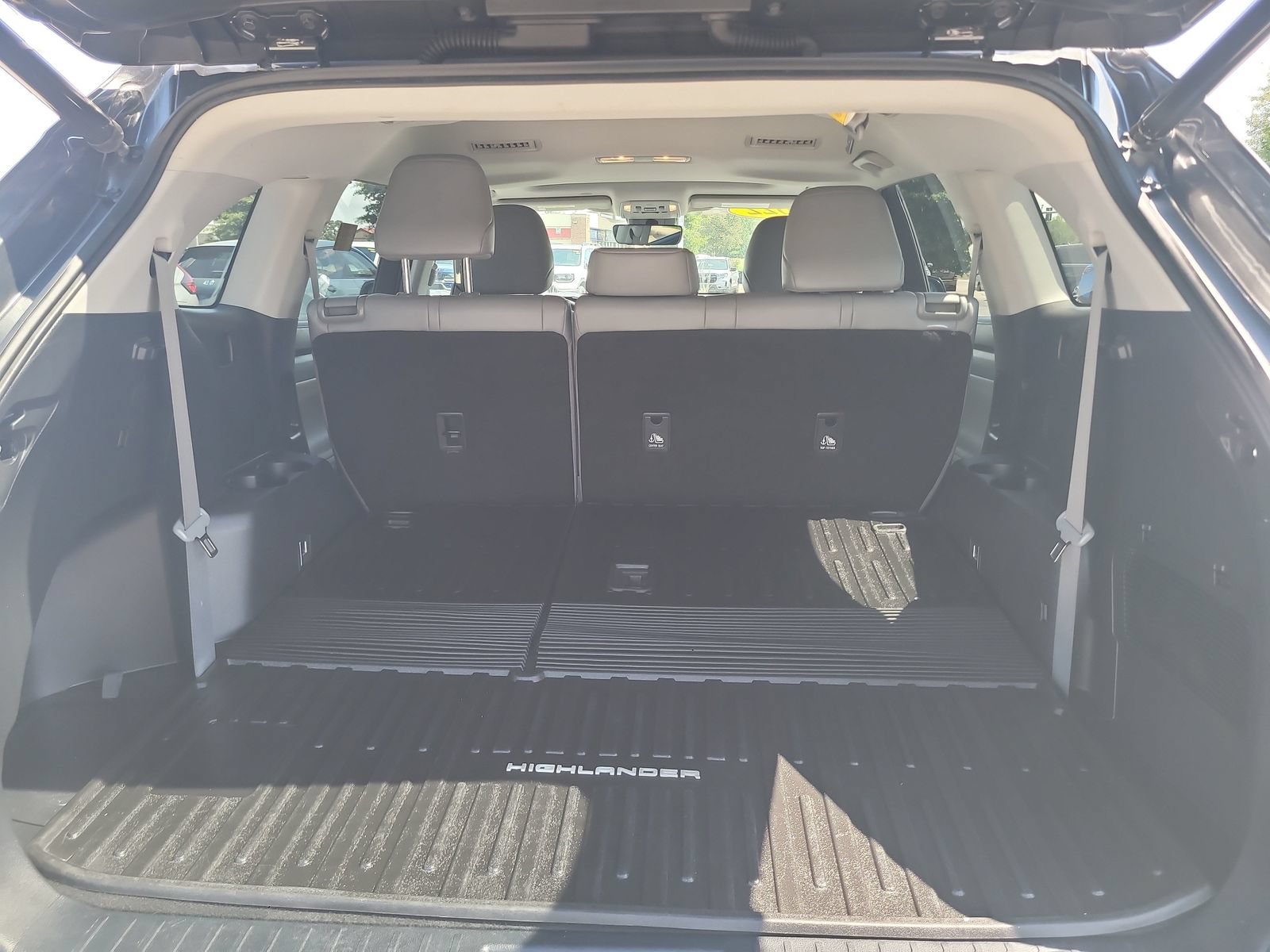 Used 2022 Toyota Highlander XLE AWD/4WD image 27