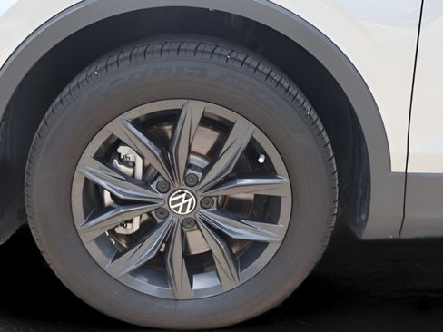 Used 2024 Volkswagen Tiguan SE FWD image 9