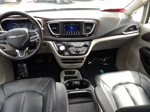 Used 2019 Chrysler Pacifica Touring-L FWD image 11