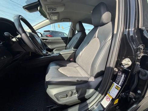 Used 2019 Toyota Camry SE w/ Carpet Mat Package image 15