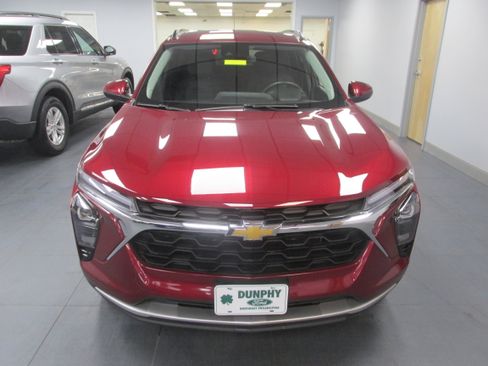 Used 2025 Chevrolet Trax LT w/ LT Convenience Package image 2
