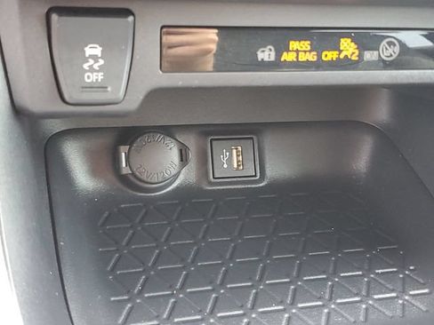 Used 2025 Toyota RAV4 XLE AWD/4WD image 19