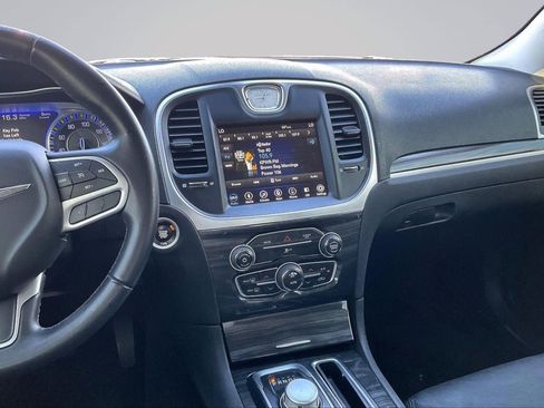 Used 2018 Chrysler 300 Touring w/ Chrome Appearance Package RWD image 6