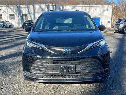Certified 2023 Toyota Sienna LE image 2