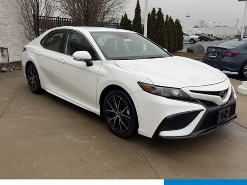 Used 2024 Toyota Camry SE image 1