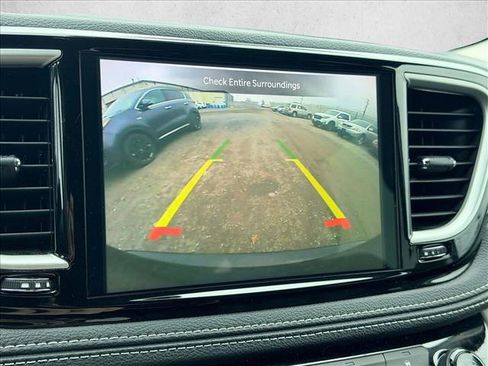 Used 2024 Chrysler Pacifica Select image 17