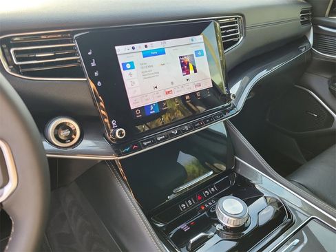 Used 2024 Jeep Wagoneer 4WD image 22