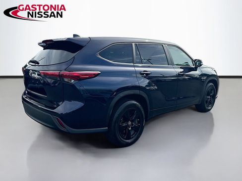 Used 2023 Toyota Highlander LE FWD image 9