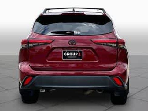 Used 2022 Toyota Highlander LE FWD image 4
