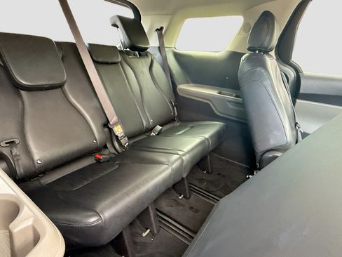 Used 2025 Kia Carnival FWD image 18