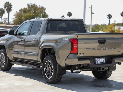 Used 2025 Toyota Tacoma TRD Sport AWD/4WD image 5
