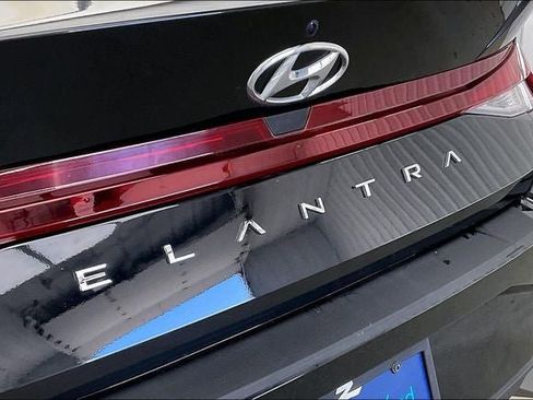 Certified 2023 Hyundai Elantra SE FWD image 9