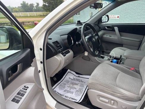 Used 2011 Toyota Highlander 4WD w/ Tech Pkg image 2