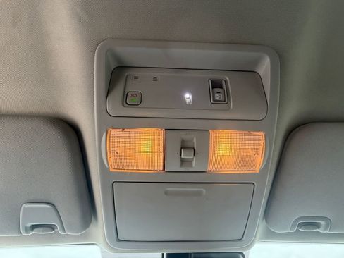 Used 2024 Nissan Titan SV w/ SV Convenience Package image 22