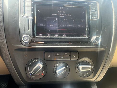 Used 2017 Volkswagen Jetta SE image 13