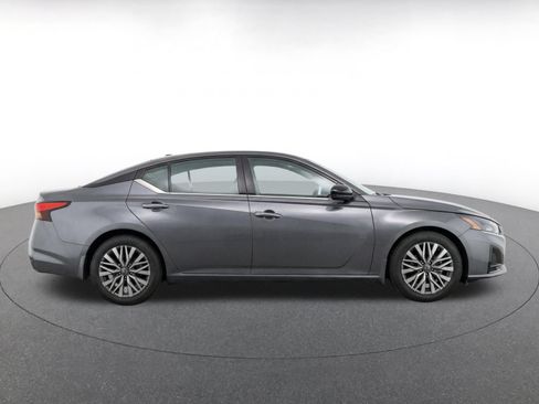 Used 2025 Nissan Altima 2.5 SV FWD image 10