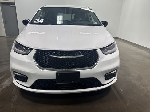 Used 2024 Chrysler Pacifica Touring-L FWD image 7