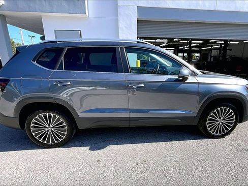 Certified 2025 Volkswagen Taos SE image 4
