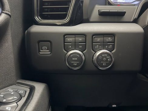 Used 2024 GMC Sierra 1500 AT4 w/ Technology Package AWD/4WD image 17