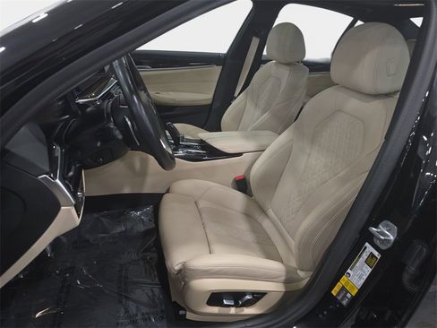 Used 2023 BMW 530e w/ Premium Package image 12