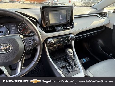 Used 2022 Toyota RAV4 XLE Premium image 9