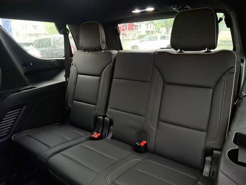 Used 2023 GMC Yukon SLT AWD/4WD image 10