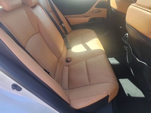 Used 2025 Lexus ES 350 Ultra Luxury FWD image 4