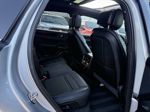 Used 2023 Porsche Cayenne AWD/4WD image 15