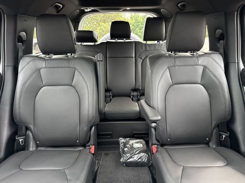 New 2025 Land Rover Defender 130 X-Dynamic SE image 32