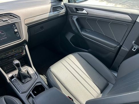 Used 2023 Volkswagen Tiguan SE w/ Panoramic Sunroof Package FWD image 11