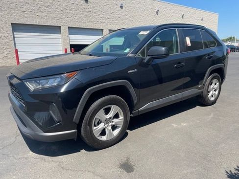 Used 2021 Toyota RAV4 LE AWD/4WD image 4
