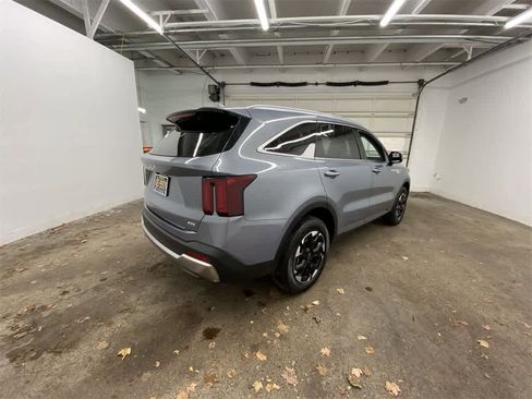 Used 2025 Kia Sorento S image 6