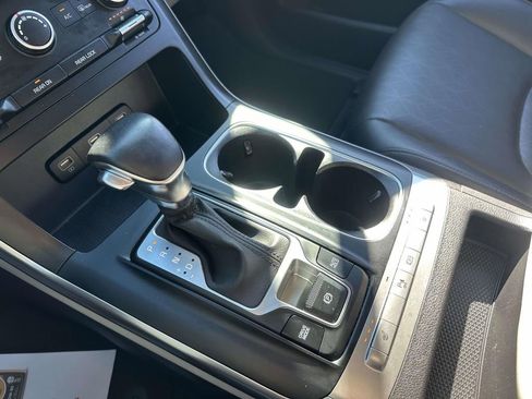 Used 2022 Kia Carnival LX image 22