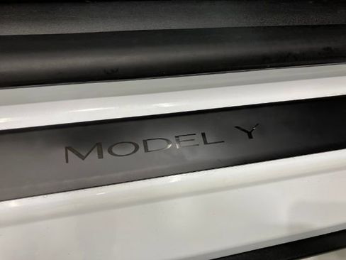 Used 2022 Tesla Model Y Long Range image 40
