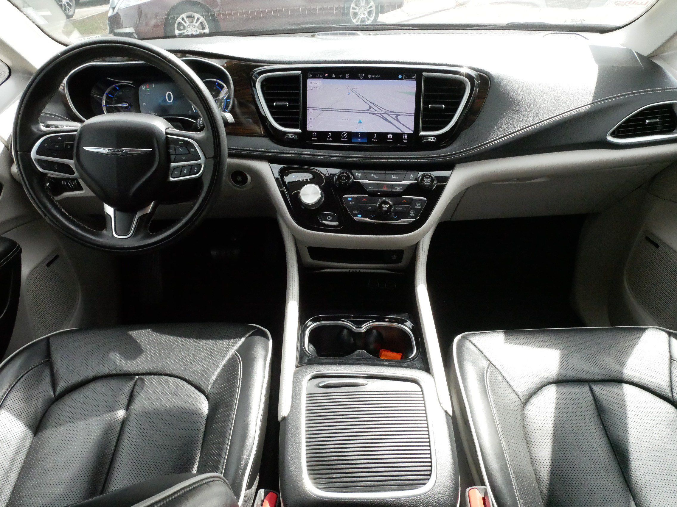 Used 2022 Chrysler Pacifica Limited w/ Uconnect Theater Family Group FWD image 10