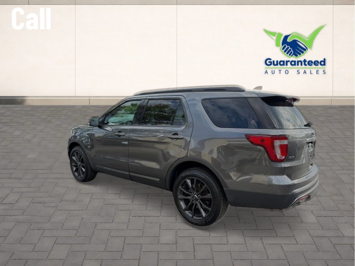 Used 2017 Ford Explorer XLT w/ Equipment Group 202A AWD/4WD image 9