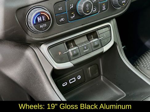 Used 2024 GMC Terrain SLE w/ Driver Convenience Package image 23