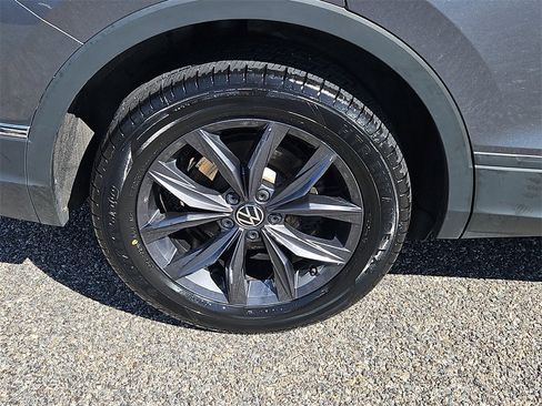 Used 2022 Volkswagen Tiguan SE w/ Panoramic Sunroof Package image 9