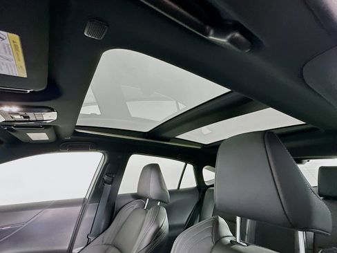 Used 2024 Toyota Venza Limited image 23