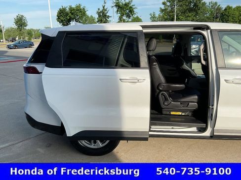 Used 2024 Kia Carnival LX FWD image 18