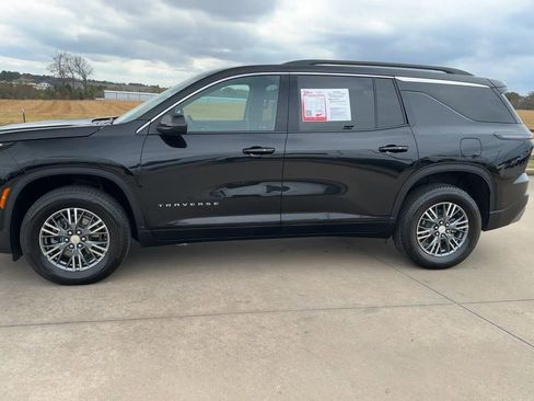 Used 2025 Chevrolet Traverse LT image 6