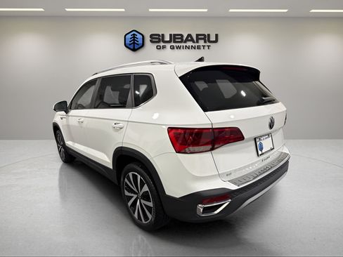 Used 2023 Volkswagen Taos SE w/ Panoramic Sunroof Package FWD image 3